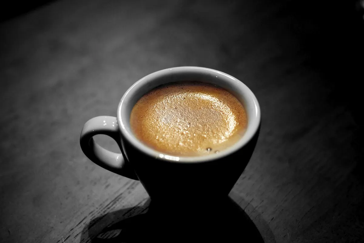 Espresso italien servi en tasse sur le comptoir